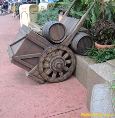 Vote-Hidden-Mickey-Pirates-of-the-Caribbean-wheel-cart-with-two-barrels
